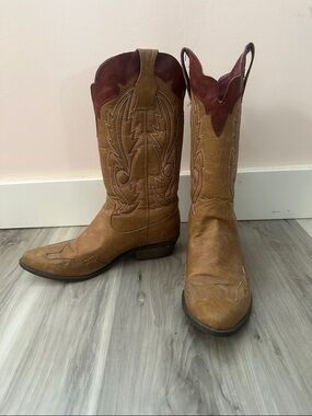 Women's Tan Western Cowboy Boots with Burgundy Collar